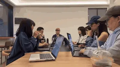 둘러앉아 얘기 나누는 첫 자치위원회